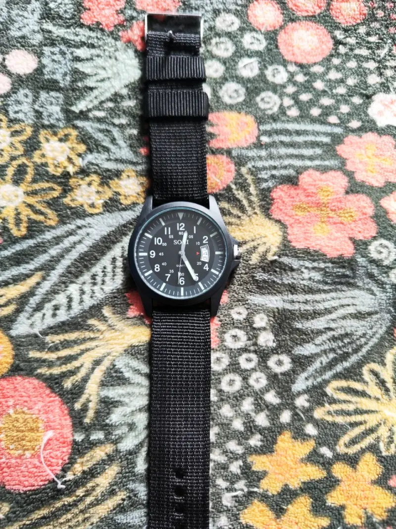 Reloj análogo negro con correa de tela - 2