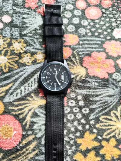 Reloj análogo negro con correa de tela - miniatura 2