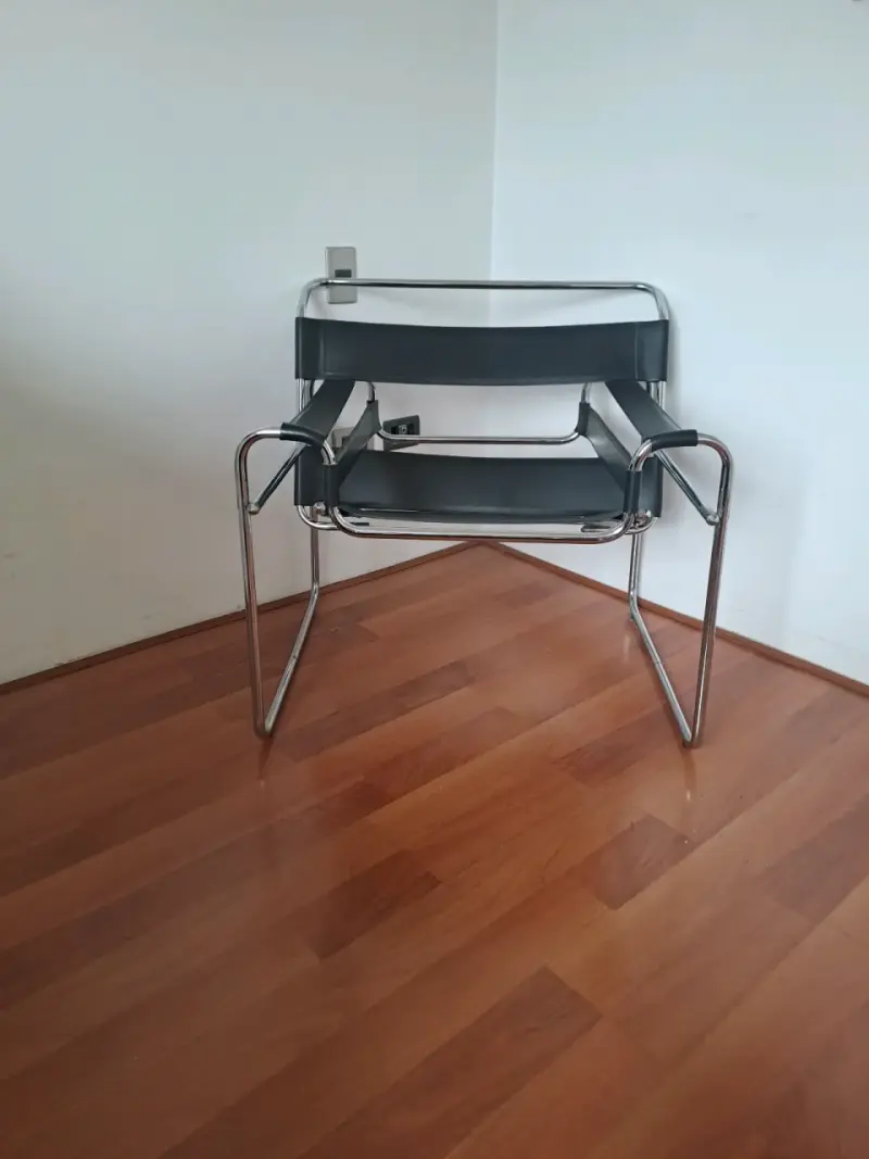 Silla de diseño moderno con estructura metálica