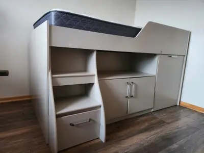 Cama alta con escritorio y almacenamiento - miniatura 1