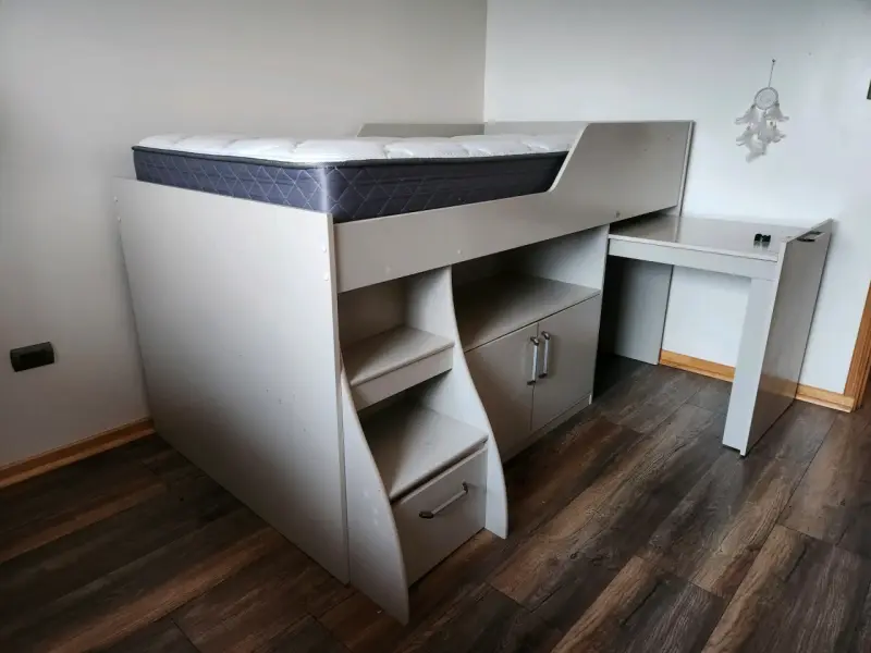 Cama alta con escritorio y almacenamiento - 2