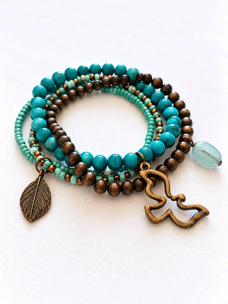Pulsera de cuentas turquesas y bronce con dijes