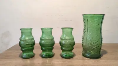 Juego de floreros de vidrio verde decorativos - miniatura 1