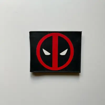 Billetera Deadpool de Marvel en negro y rojo - miniatura 1