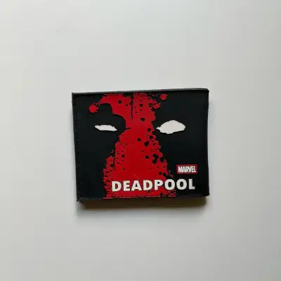 Billetera Deadpool de Marvel en negro y rojo - miniatura 4
