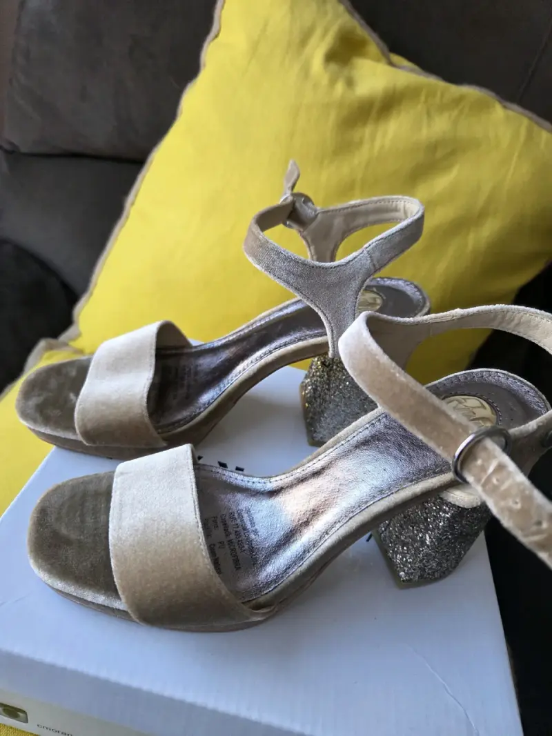 Sandalias de tacón doradas con glitter C. Moran - 3