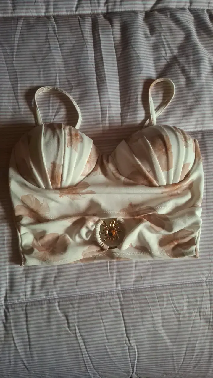 Top de bikini con estampado floral y hebilla