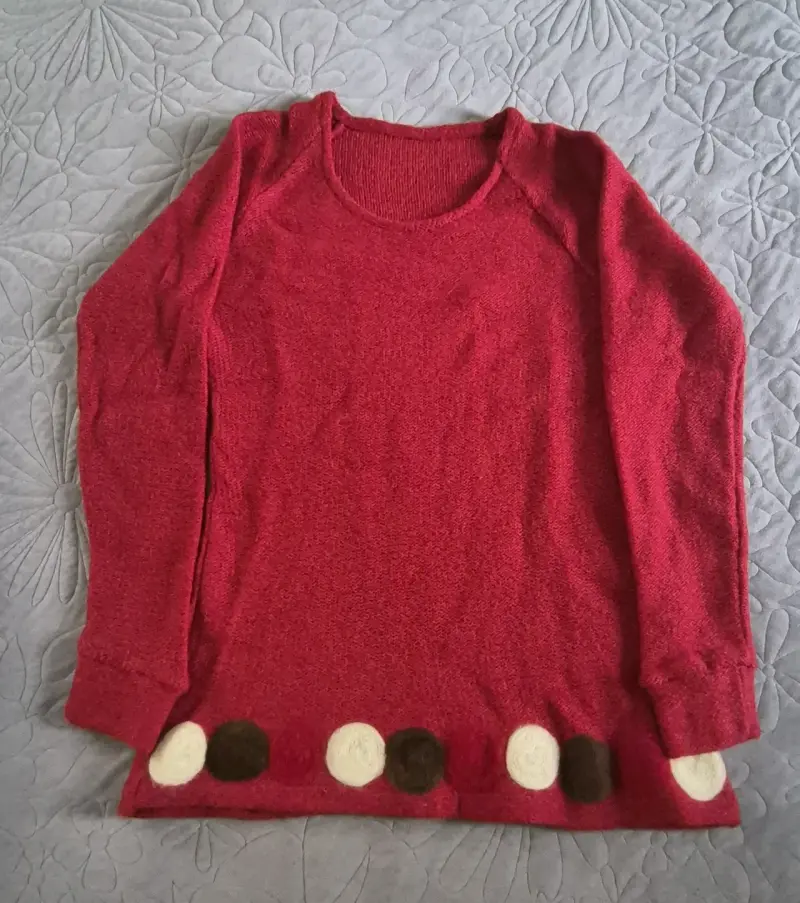 Suéter rojo con diseño de círculos en fieltro - 1