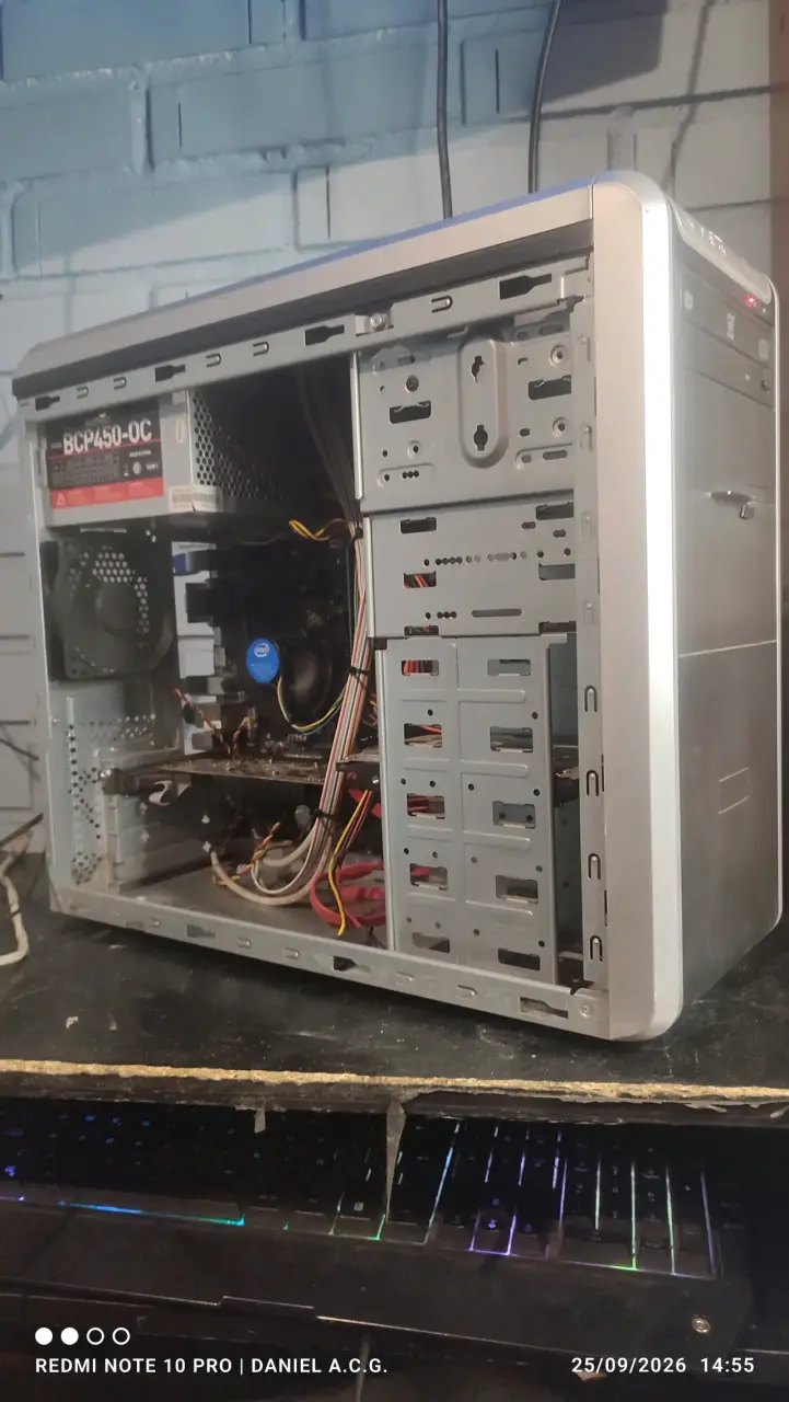 Torre de PC i3 8100 + R7 240 2gb - 4