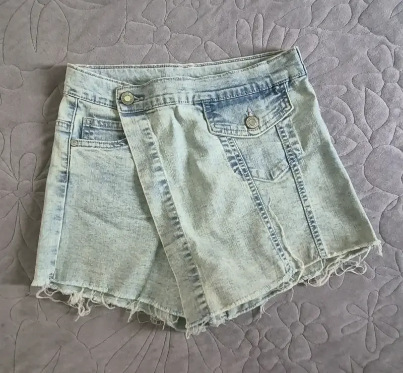 Falda short de mezclilla azul claro estilo casual - 1
