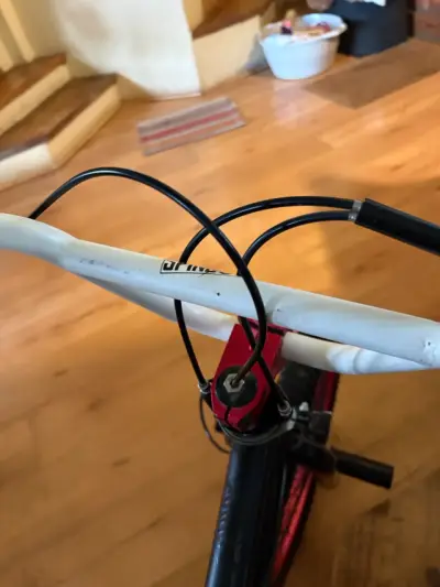Bicicleta BMX negra con llantas rosadas - miniatura 2