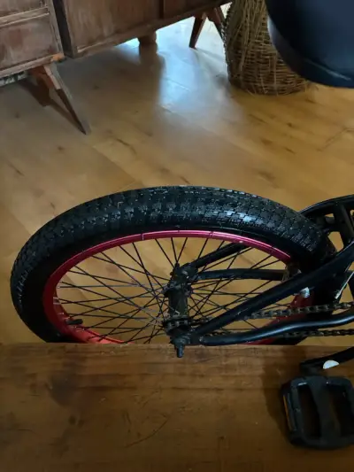 Bicicleta BMX negra con llantas rosadas - miniatura 3
