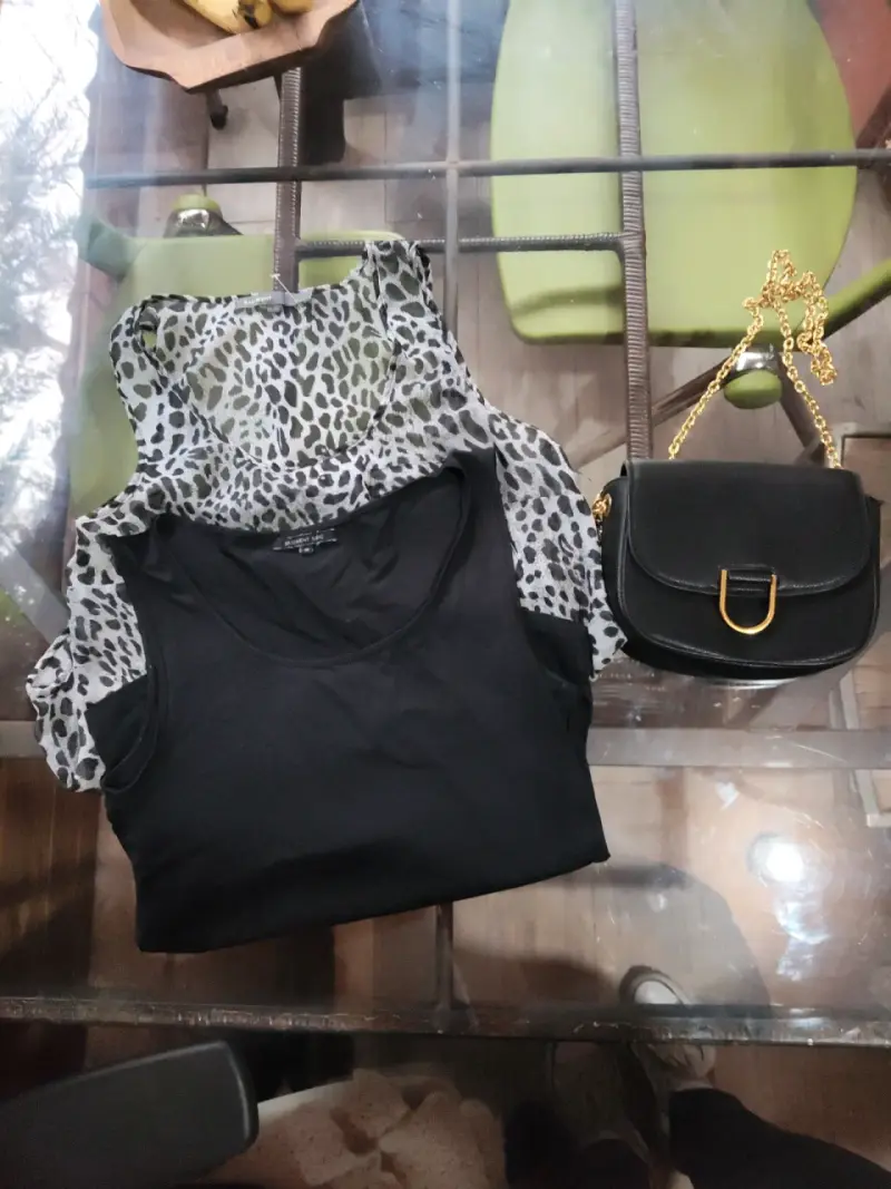 Blusa de leopardo y cartera negra elegante