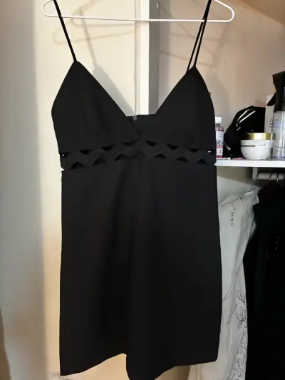 Vestido negro corto con tirantes delgados - miniatura 2