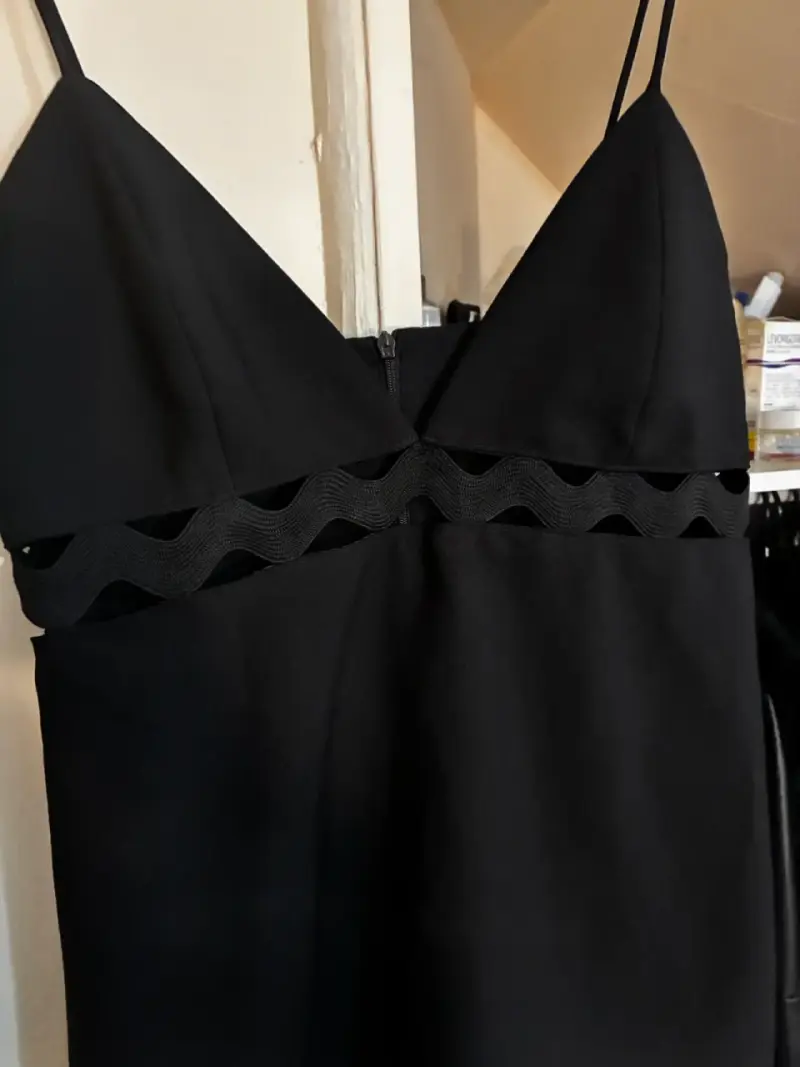 Vestido negro corto con tirantes delgados - 3
