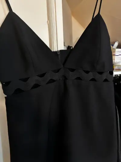 Vestido negro corto con tirantes delgados - miniatura 3