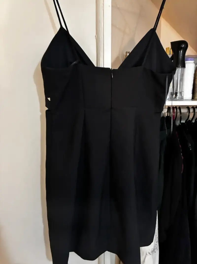 Vestido negro corto con tirantes delgados - 4