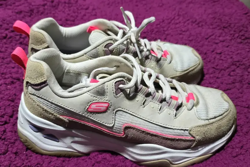 Zapatillas deportivas Skechers blancas y rosadas - 1