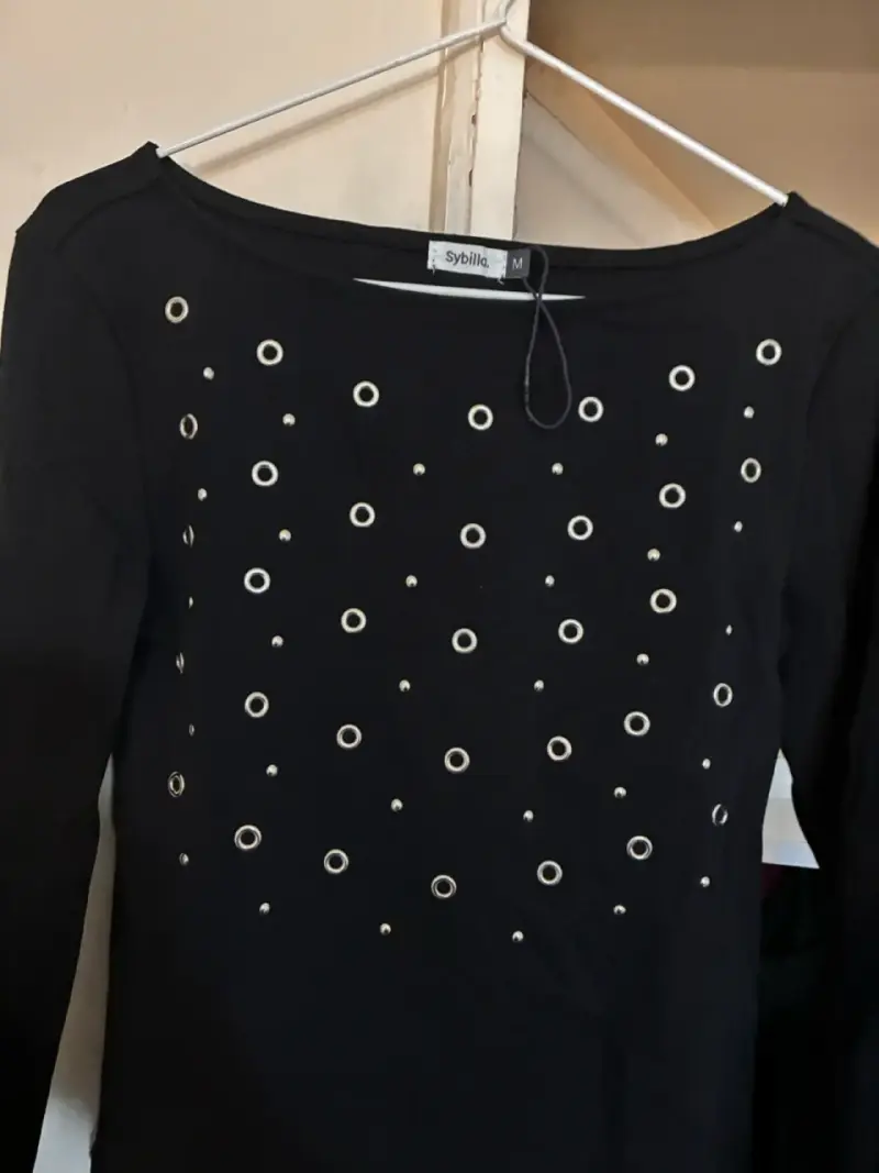 Polera negra con ojales metálicos Sybilla - 2