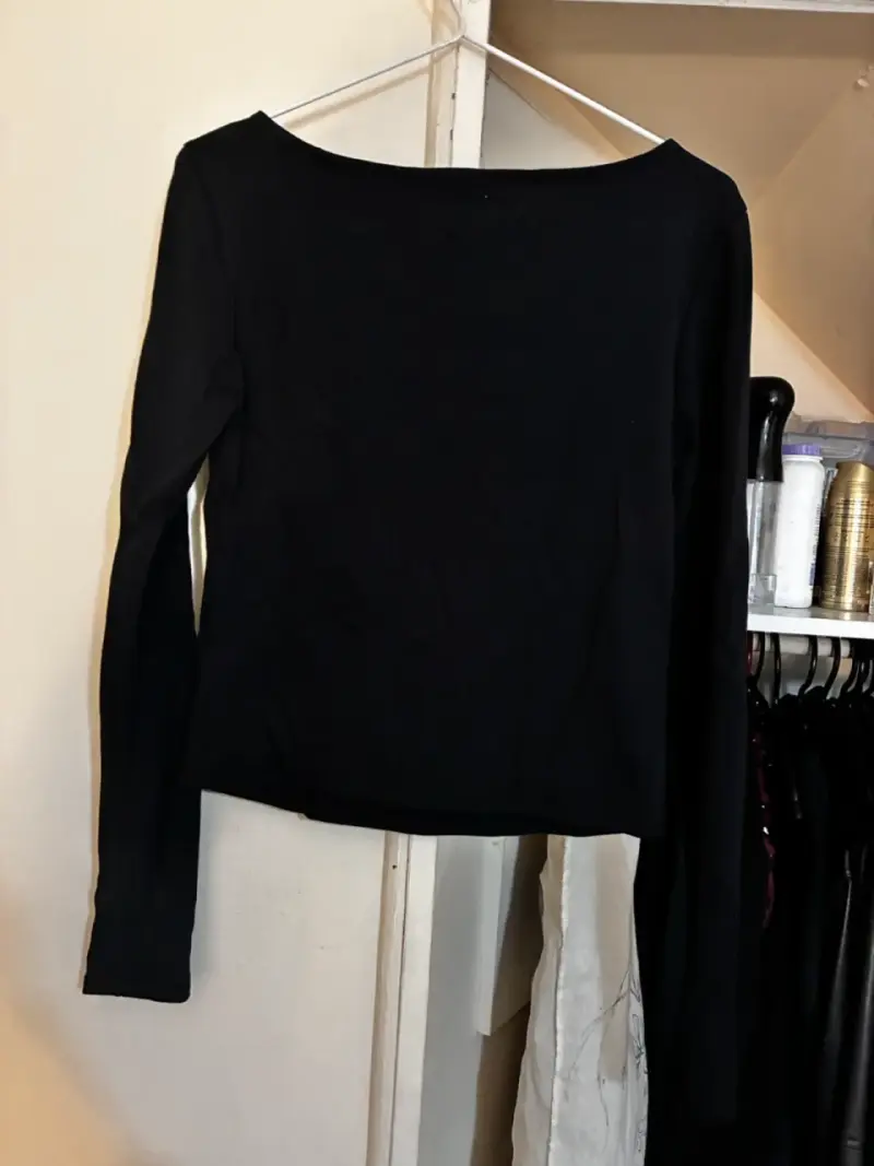 Polera negra con ojales metálicos Sybilla - 3
