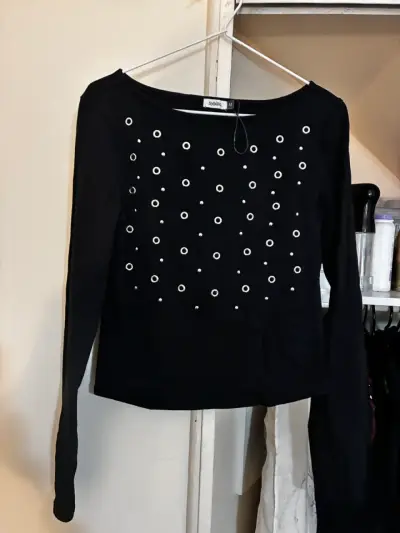 Polera negra con ojales metálicos Sybilla - miniatura 5