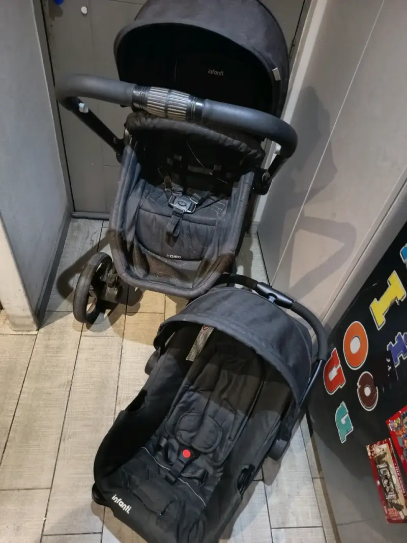 Coche de bebé Infanti negro con capota ajustable - 2