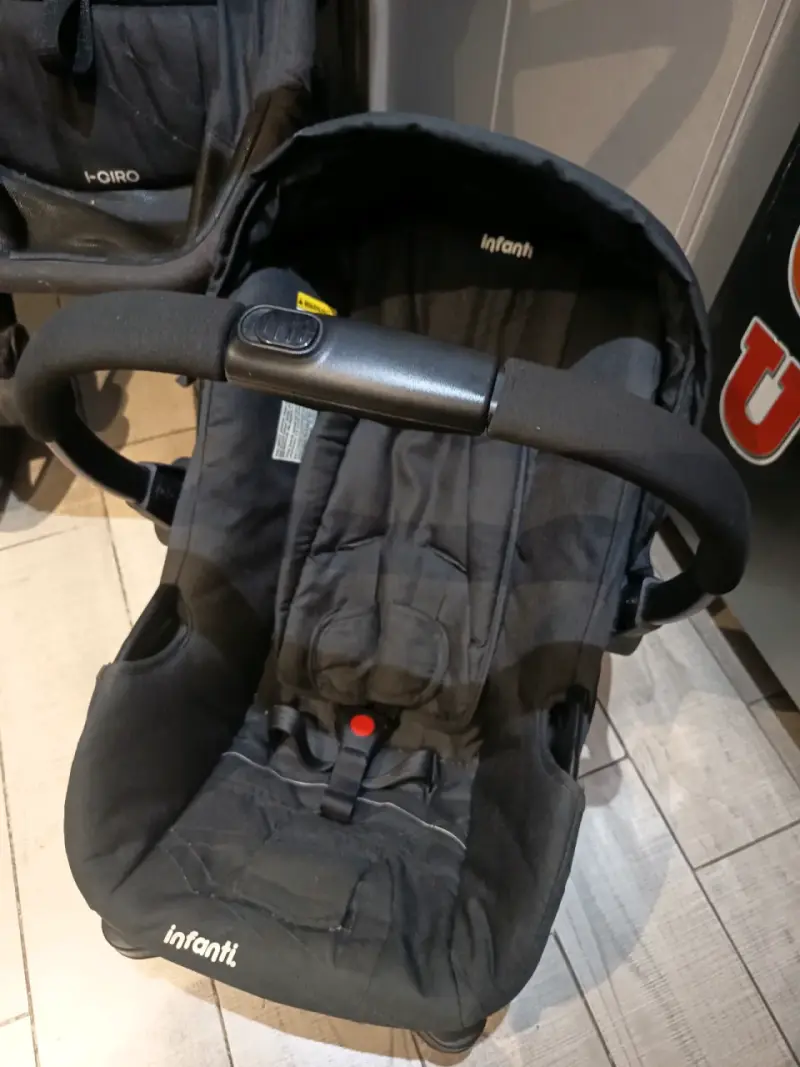 Coche de bebé Infanti negro con capota ajustable - 3