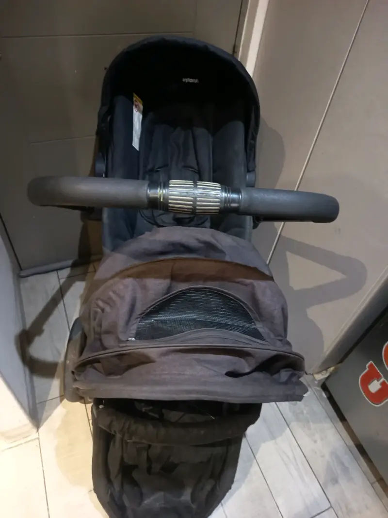 Coche de bebé Infanti negro con capota ajustable - 5