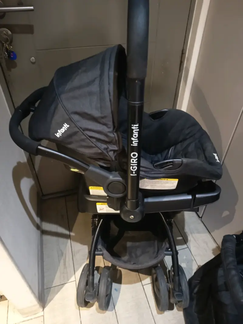 Coche de bebé Infanti negro con capota ajustable - 6