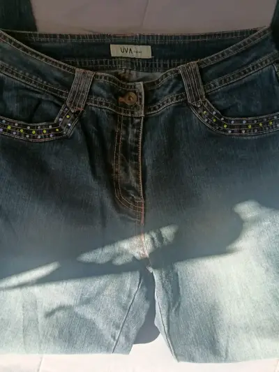 Jeans de mujer con detalles de piedras brillantes - miniatura 1