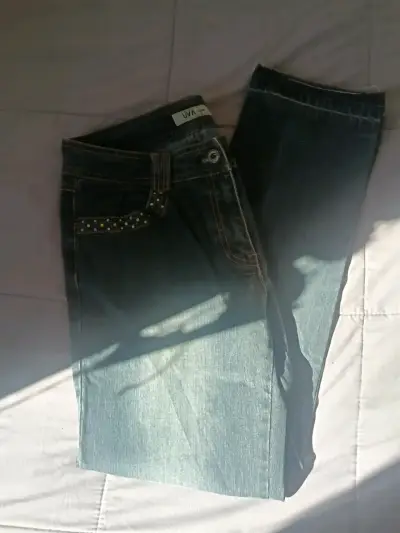Jeans de mujer con detalles de piedras brillantes - miniatura 2