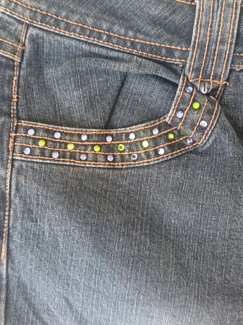 Jeans de mujer con detalles de piedras brillantes - 3