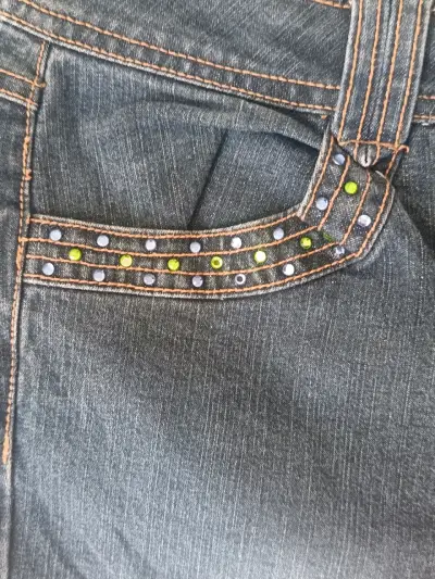 Jeans de mujer con detalles de piedras brillantes - miniatura 3
