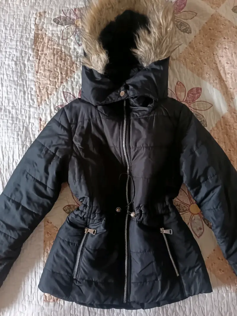 Chaqueta negra con capucha de piel sintética - 1