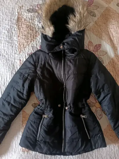 Chaqueta negra con capucha de piel sintética - miniatura 1