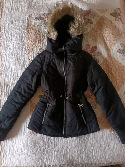 Chaqueta negra con capucha de piel sintética - miniatura 2