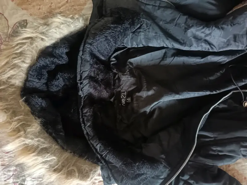 Chaqueta negra con capucha de piel sintética - 3