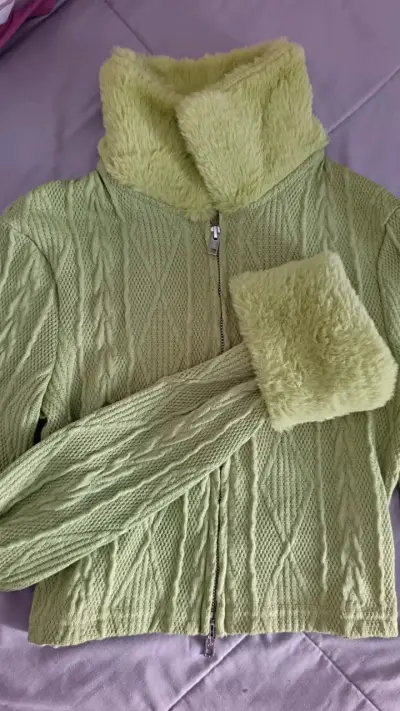 Chaleco verde con cuello y puños de felpa - miniatura 1