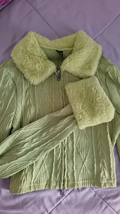 Chaleco verde con cuello y puños de felpa - miniatura 2