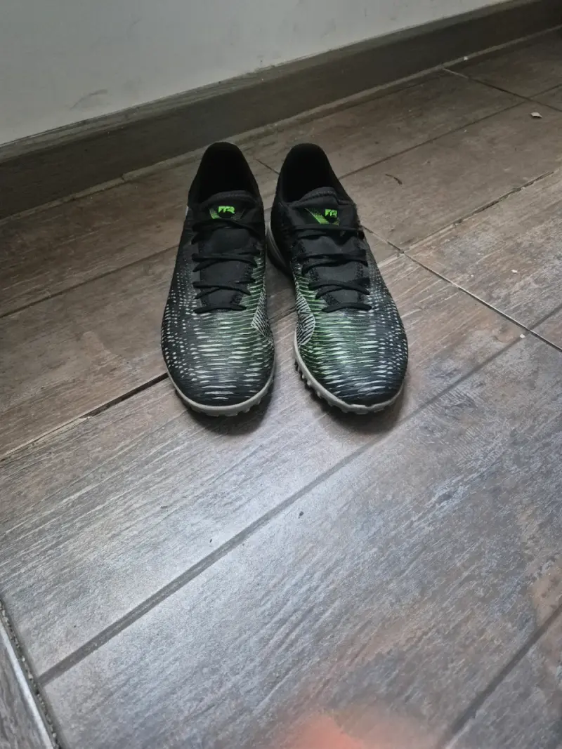 Zapatillas deportivas Puma negras y verdes - 1