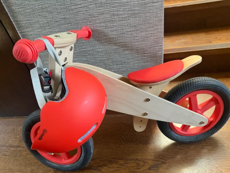 Bicicleta de equilibrio de madera para niños con casco rojo - 1