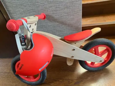 Bicicleta de equilibrio de madera para niños con casco rojo - miniatura 1
