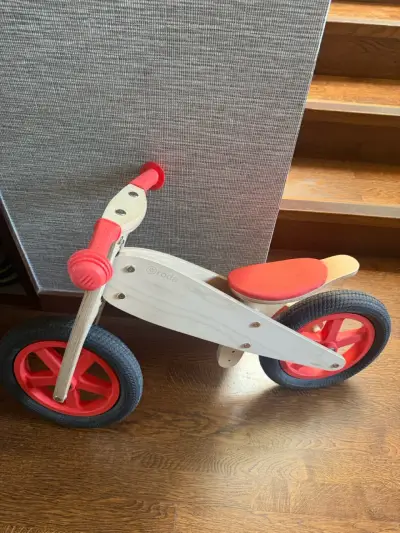 Bicicleta de equilibrio de madera para niños con casco rojo - miniatura 2
