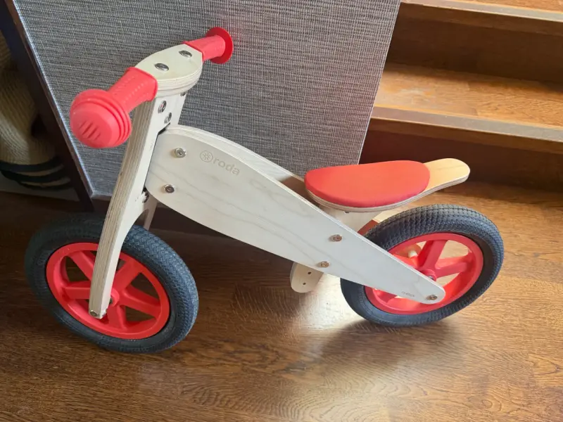 Bicicleta de equilibrio de madera para niños con casco rojo - 3