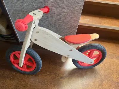 Bicicleta de equilibrio de madera para niños con casco rojo - miniatura 3