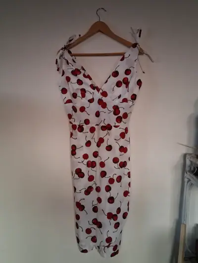 Vestido de verano con estampado de cerezas - miniatura 1