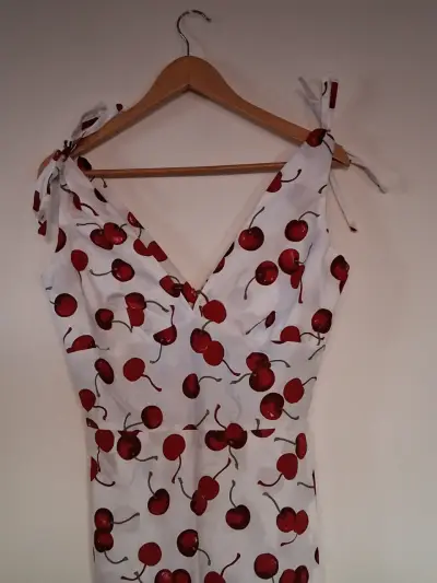 Vestido de verano con estampado de cerezas - miniatura 2