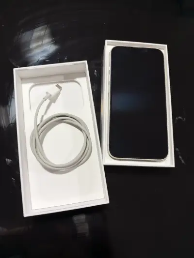 iPhone 14 blanco en buen estado con cable - miniatura 1