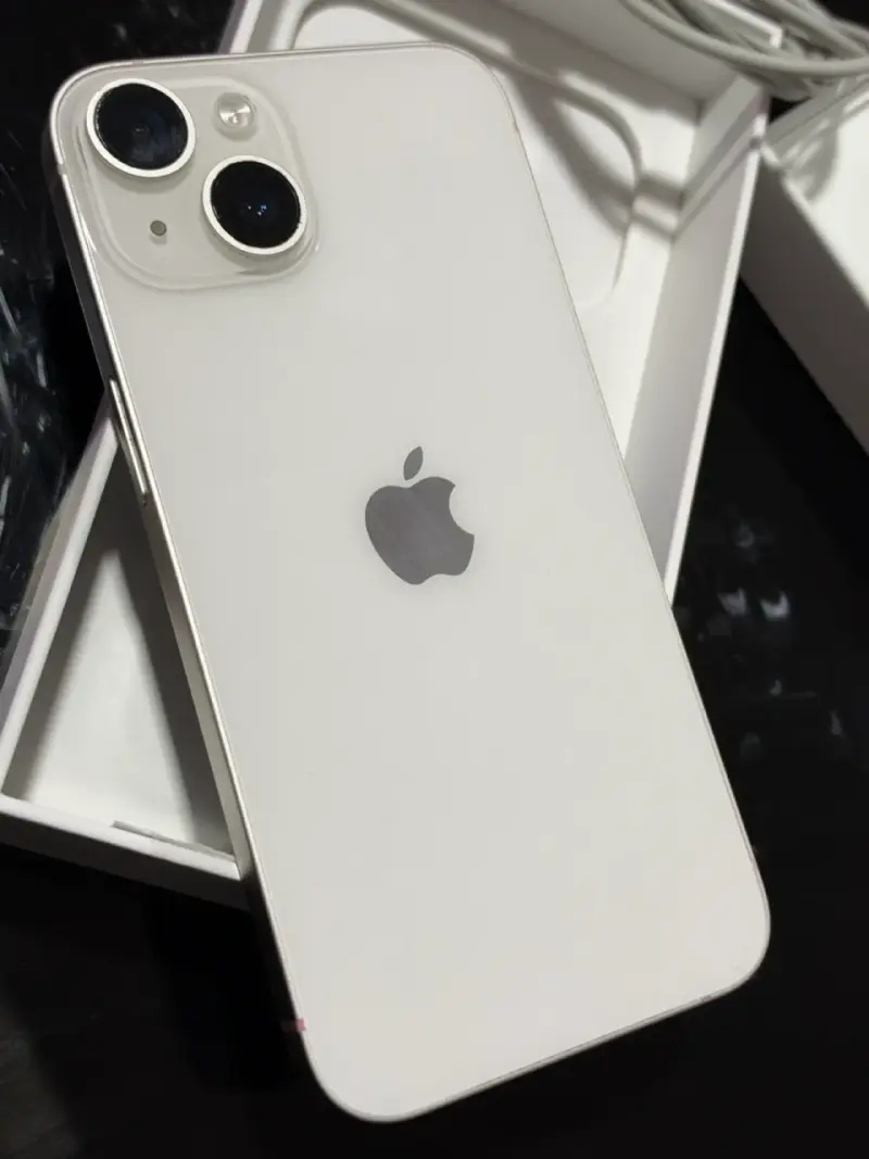 iPhone 14 blanco en buen estado con cable - 2