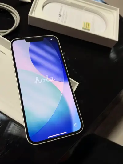 iPhone 14 blanco en buen estado con cable - miniatura 3